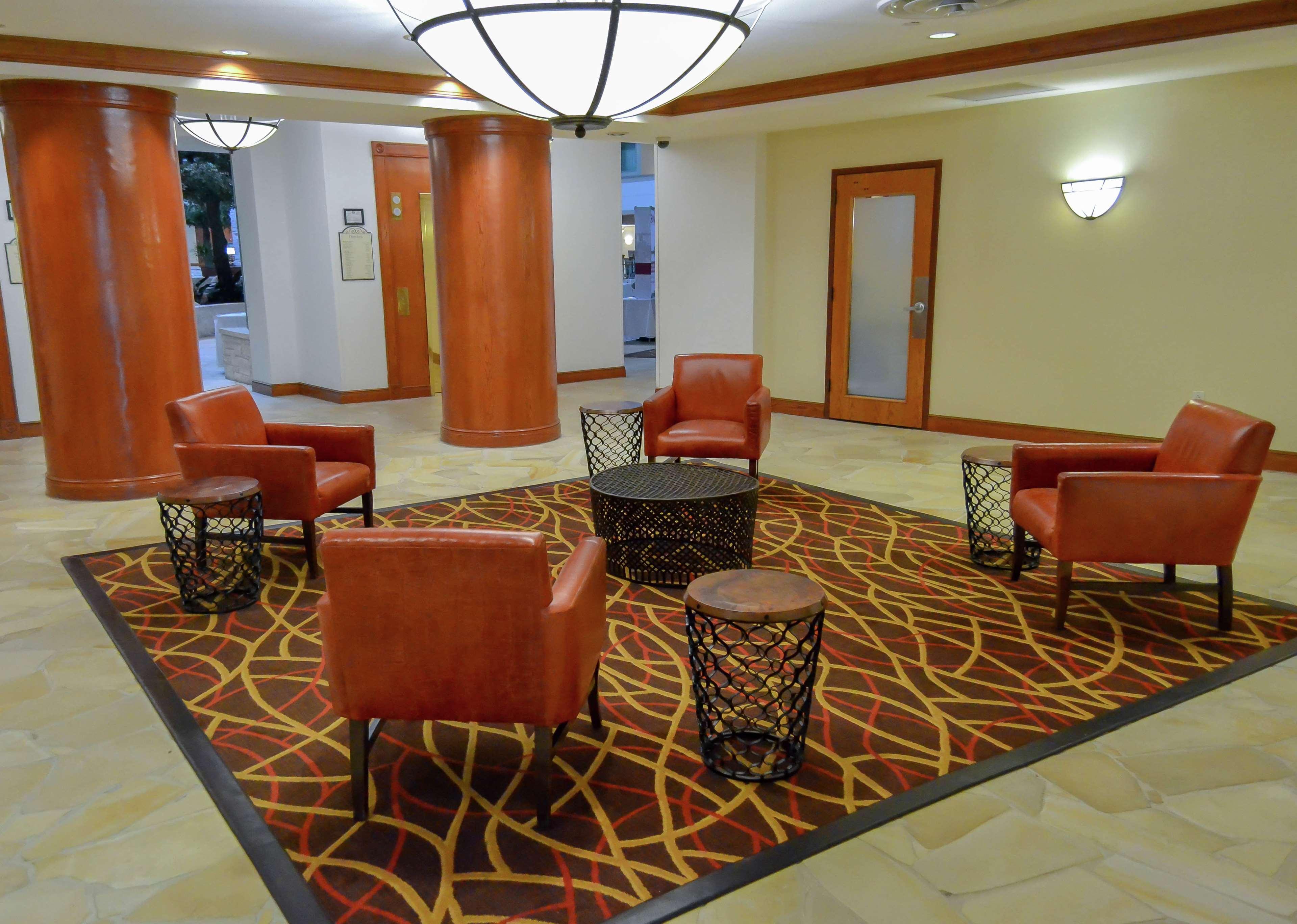 Hotel Hilton Airport 3*