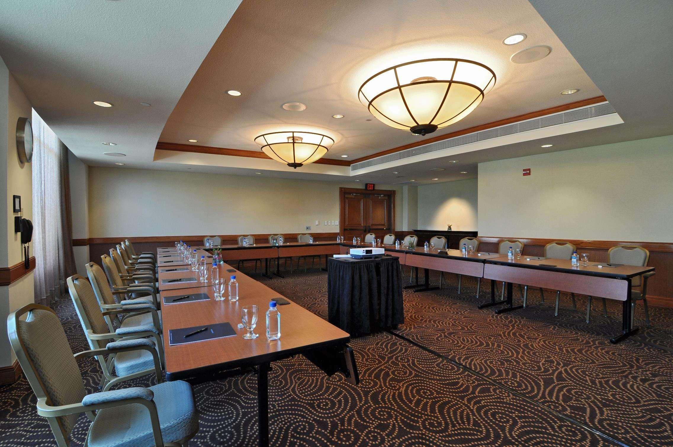 Hilton Airport 3*