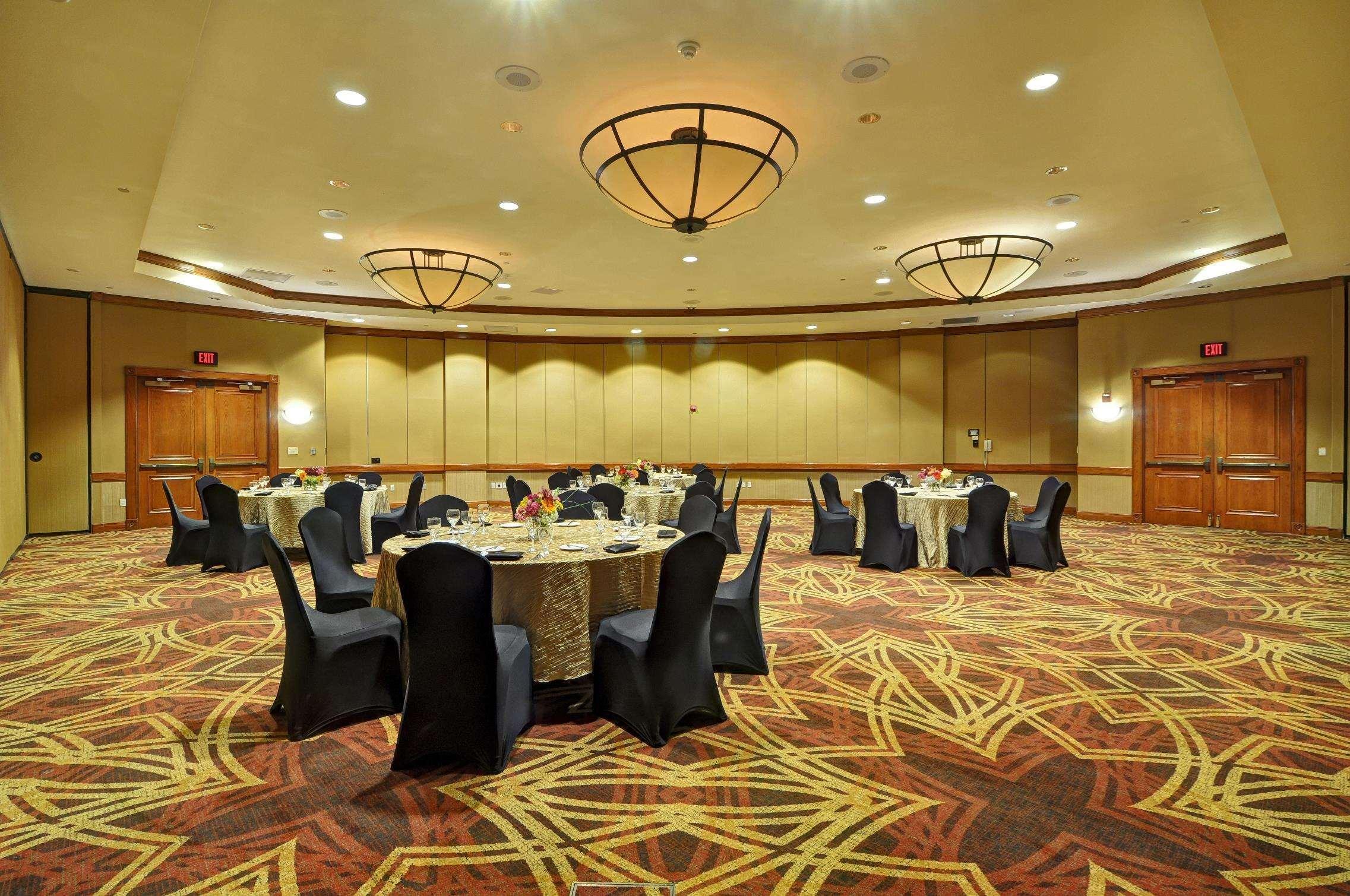 Hilton Airport Hotel 3*