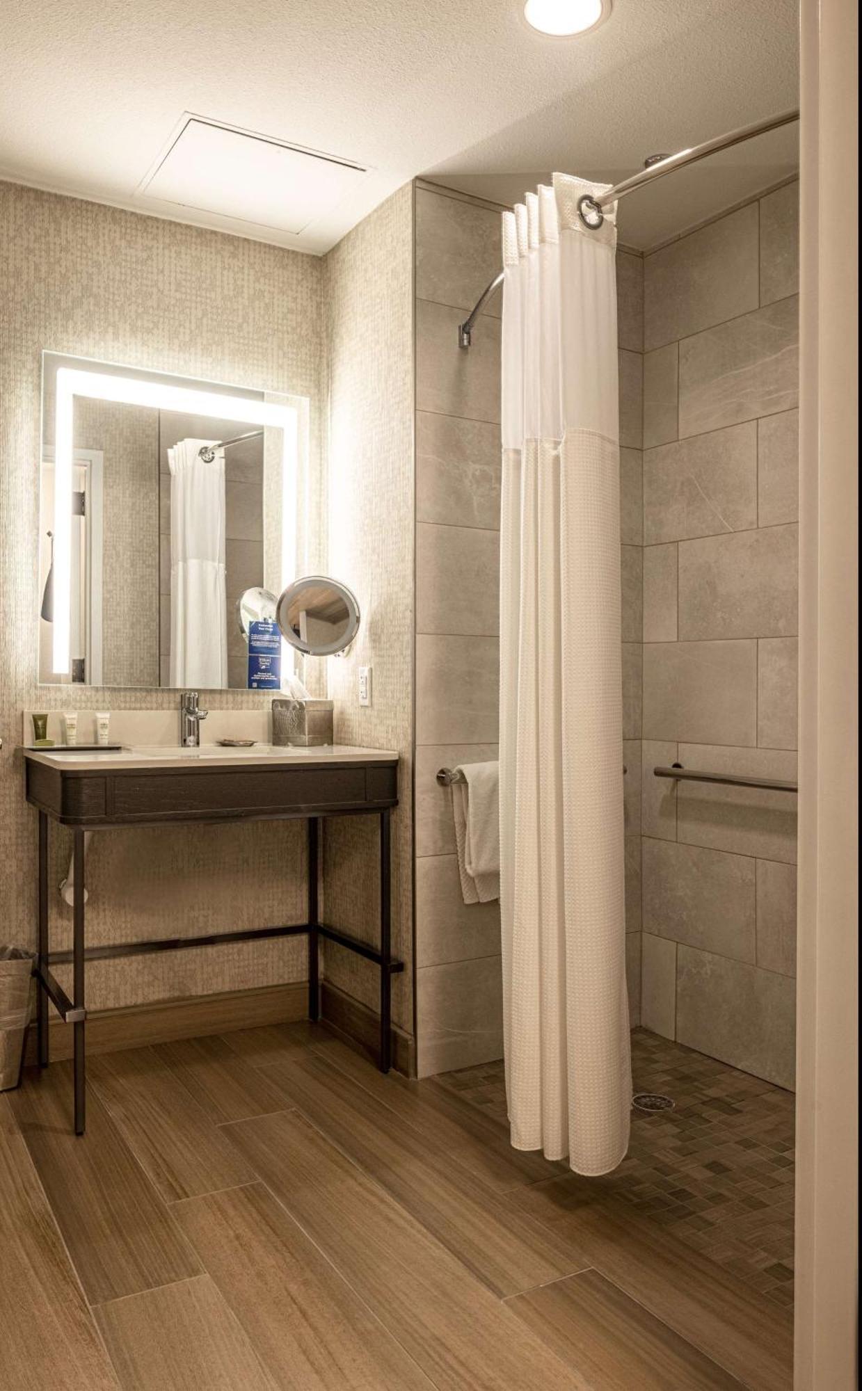 Hilton Airport 3*